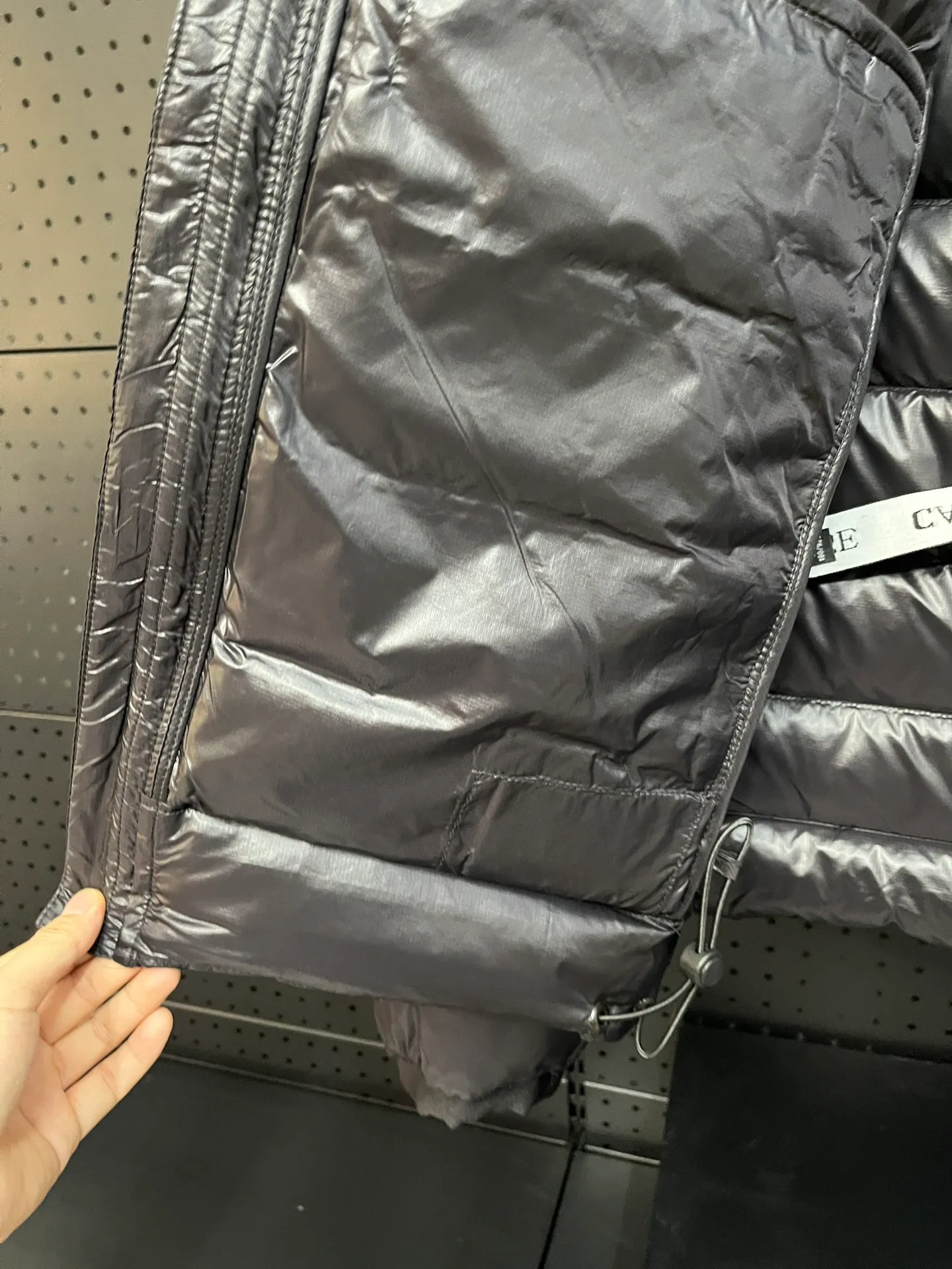 P860 Top 🔥purchase version 𝘾𝘼𝙉𝘼𝘿𝘼 𝙂𝙊𝙊𝙎𝙀/Canada Goose 2227 thin and light model. It’s super lightweight and doesn’t feel any weight on your upper body at all! Show more temperament‼  Canada Goose, a Canadian brand, has always been recognized as the warmest down jacket. Various Instagram celebrities, Internet celebrities, and celebrities often wear it for street photos. I make Canada Goose every year, but I still can’t get rid of my love for the goose. No matter how cold the winter is, there is no need to be afraid. Canada Goose is the legendary warmest down jacket and is known as a must-have for Arctic outdoor sports! The most popular down jacket in the world, celebrities are rushing to buy it, it is a must-have! Size: S-2XL Color: silver gray (red label) silver gray (black label), black (red label), black (black label), dark blue
